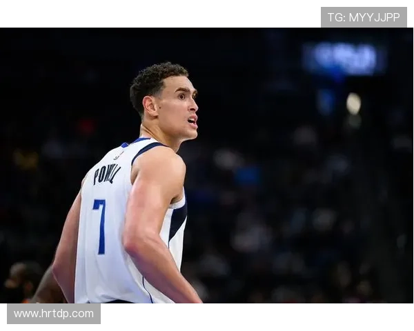 德怀特鲍威尔以身作则展现职业素养引领球队奋发向上